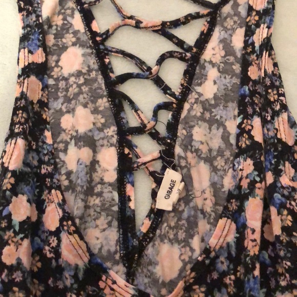 Small floral tank top with laced back - Picture 2 of 3